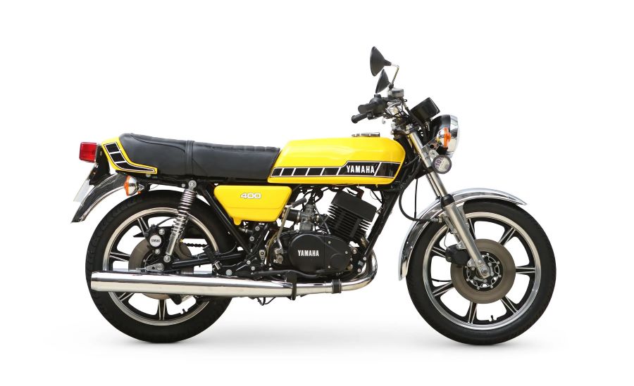 Lateral de una moto Yamaha RD400