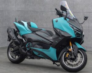 Lateral derecho de un scooter TMax 560 Mansory