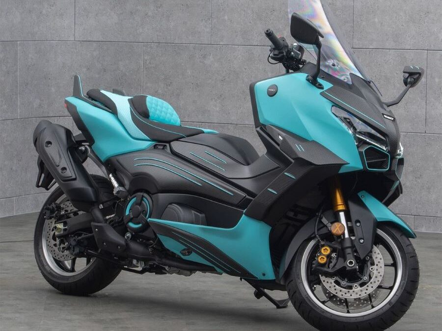 Lateral derecho de un scooter TMax 560 Mansory