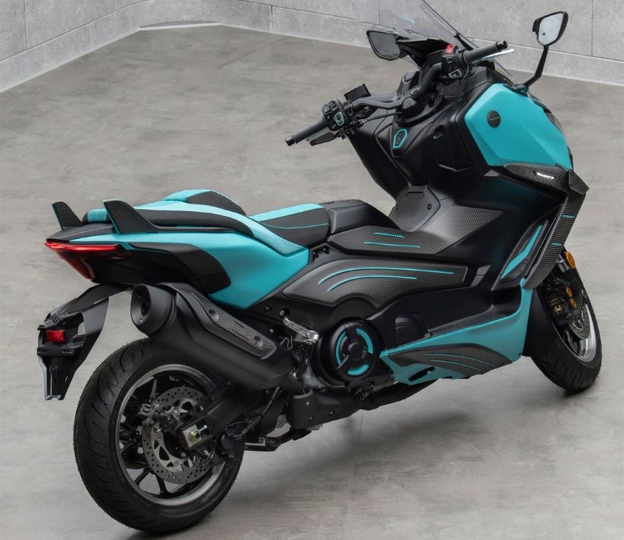 lateral derecho en perspectiva de un scooter TMax 560 Mansory