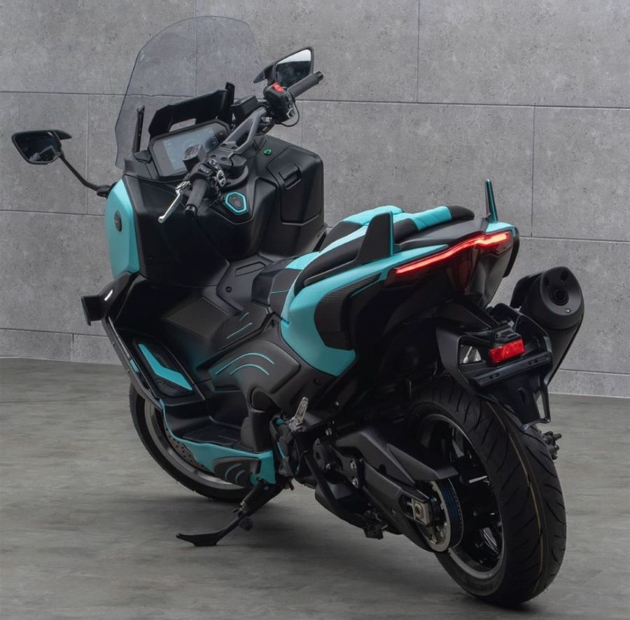 vista trasera de un scooter TMax 560 Mansory