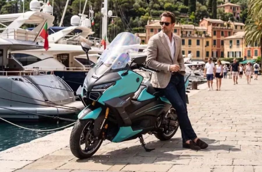 Un caballero posa apoyado sobre un TMax 560 Mansory