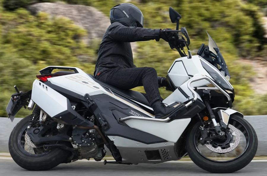 Cinco formas de entender el scooter crossover moderno Un piloto gira a la izquierda con su scooter crossover Zontes 368G en un ruta