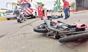 Personal sanitario trabaja sobre un accidentado en moto en México