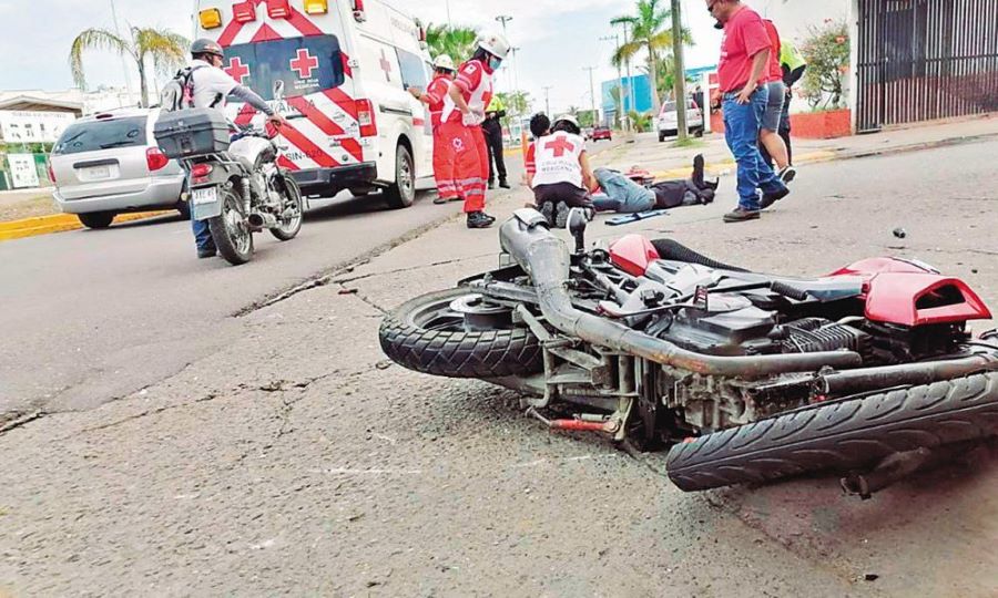 Personal sanitario trabaja sobre un accidentado en moto en México