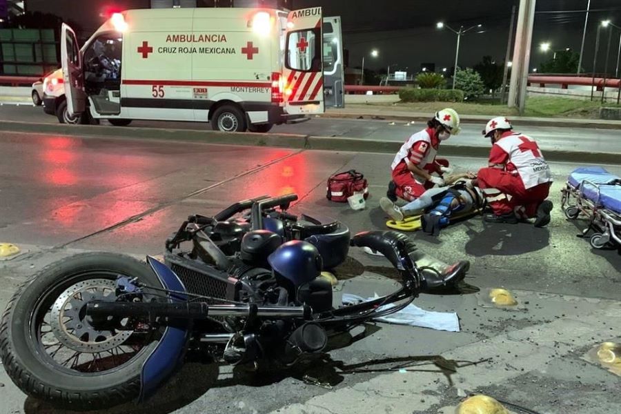 Accidentes de moto en México superan los 95.000 casos en 2025 Personal sanitario asiste una uno de los habituales accidentes de moto en México