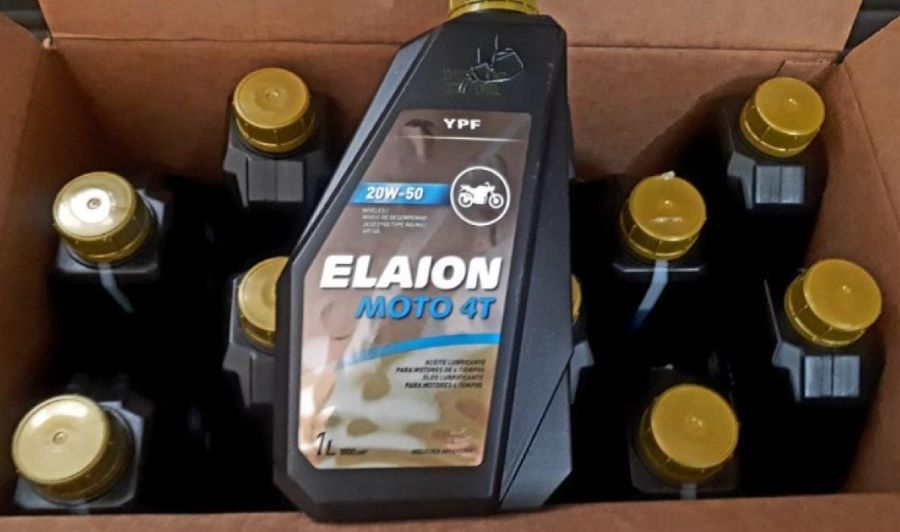 Una caja llena de aceite para moto 110 cc