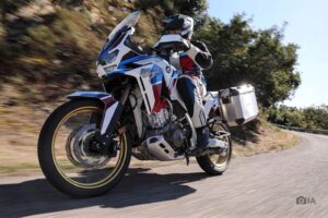 Un imagen creada con IA muestra ua hipotética Honda Africa Twin con el nuevo motor V3R circulando por una carretera