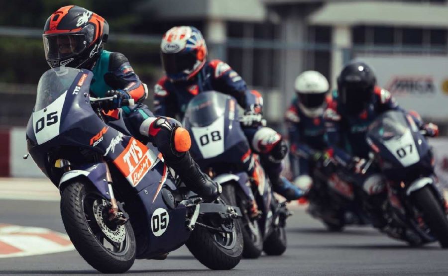 Pequeños pilotos practican sobre motos TVS Apache RR 200 Mini