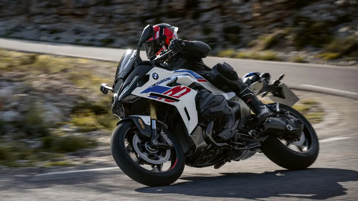 BMW M 1000 RS: la nueva bestia de 218 CV que BMW oculta render de lo que podría ser una BMW M 1000 RS