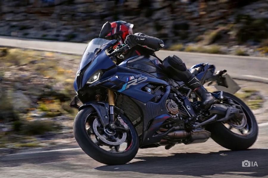 BMW M 1000 RS: la nueva bestia de 218 CV que BMW oculta Una virtual BMW M 1000 RS transita por una ruta