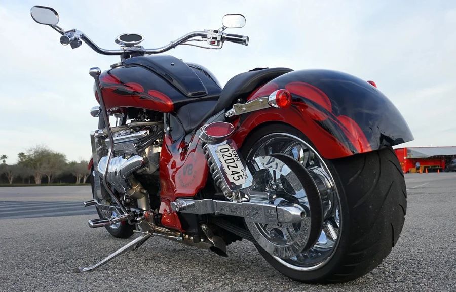 Nadie fabrica una moto como la Boss Hoss Cruiser vista trasera de una moto boss hoss cruiser