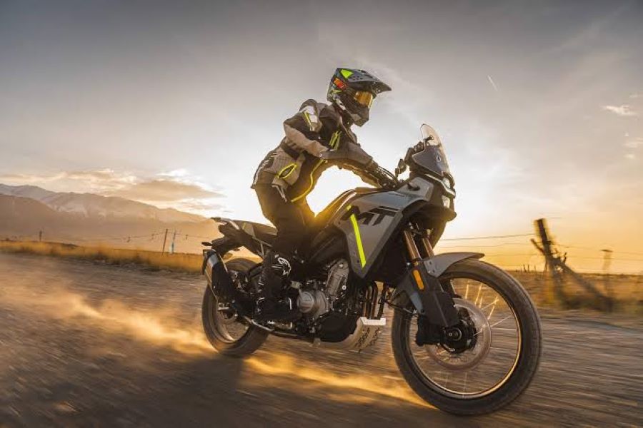 una CFMoto 450MT viaja a buena velocidad por la tierra