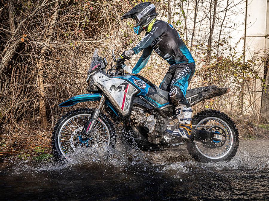 Una CFMoto 450MT pasa por un vado con agua
