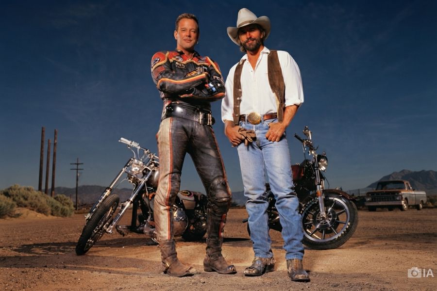 Mickey Rourke y Don Johnson posan delante de las motos que usan en la película Harley Davidson y el hombre Marlboro.