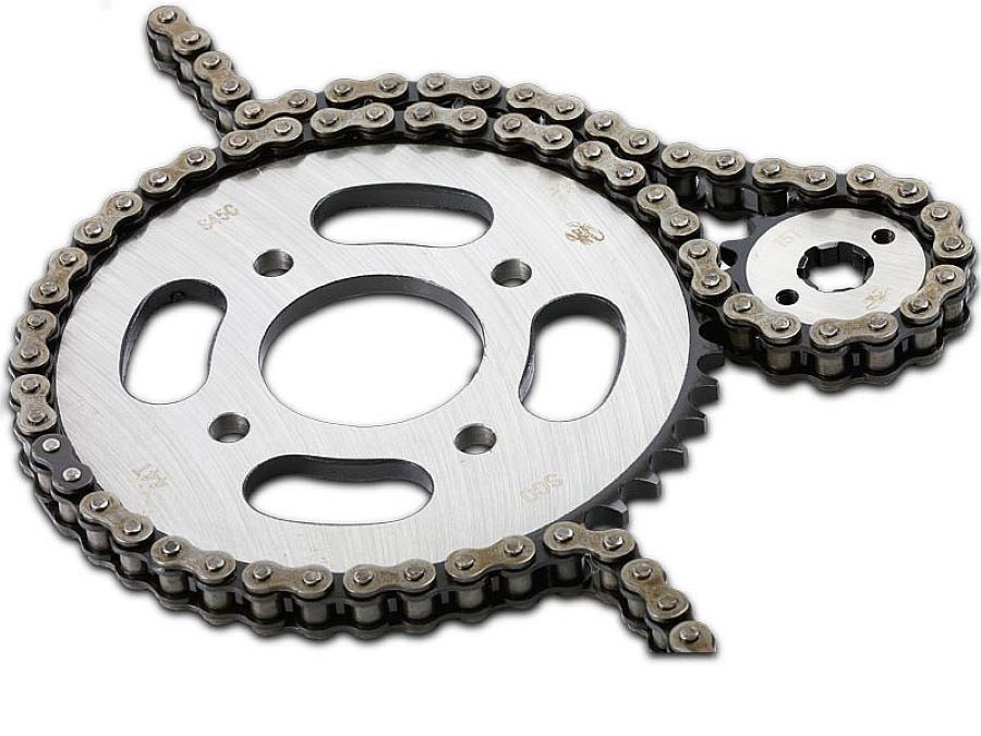 Una corona, el piñón y a cadena de una moto.