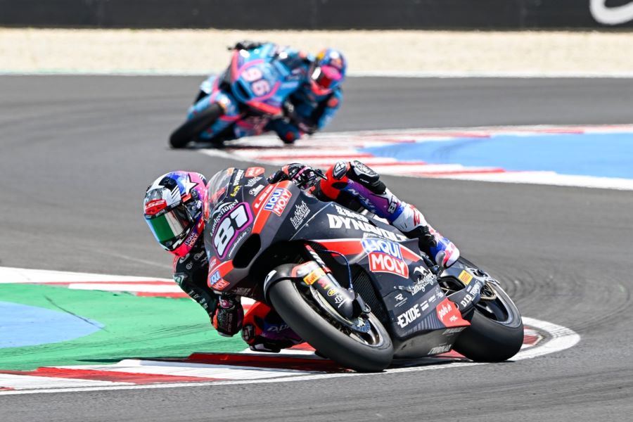 Dos motos de la categoría Moto2 transitan una curca en "S" del circuito