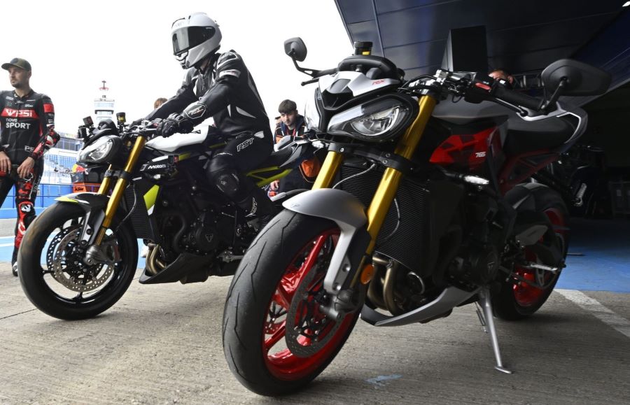 dos modelos Triumph Street Triple RS a las puertas de un box