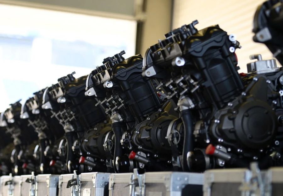 Motres Triumph de Moto2 en una línea de montaje
