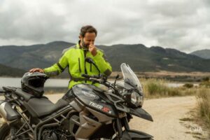 Un usuario se toma con los dedos la nariz al detectar un olor en su moto.