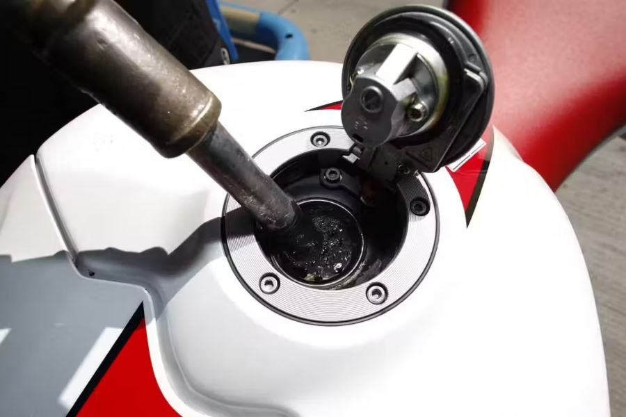 Una moto repostando gasolina
