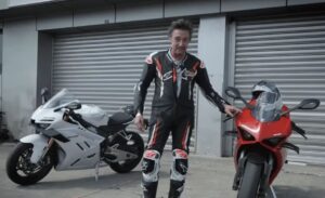 Richard Hammond en medio de una ZXMoto 820RR blanca y una Ducati Panigale V2 roja, durante el test ride realizado en China.