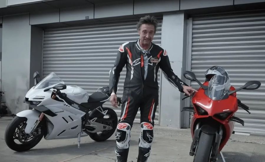 Richard Hammond en medio de una ZXMoto 820RR blanca y una Ducati Panigale V2 roja, durante el test ride realizado en China.