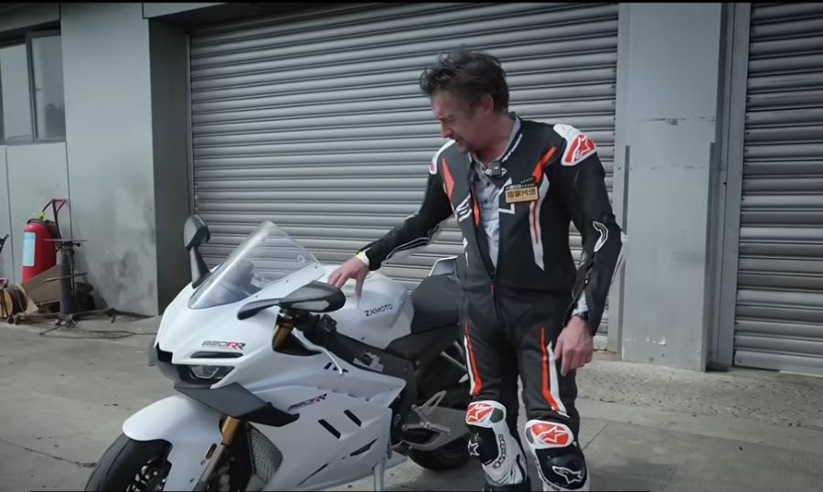 Richard Hammond enfrenta a ZXMoto y Ducati: ¿hay sorpresa? Richard Hammond se acerca a una ZXMoto 820RR blanca en la prueba realizada en China