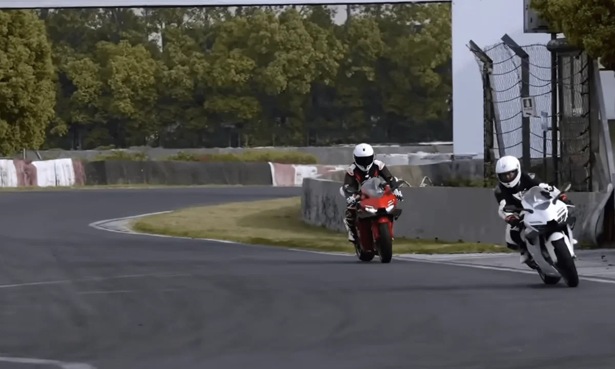 Richard Hammond enfrenta a ZXMoto y Ducati: ¿hay sorpresa? Una ZXMoto 820RR blanca y una ducati Panigale V2 roja, durante la prueba realizada en China