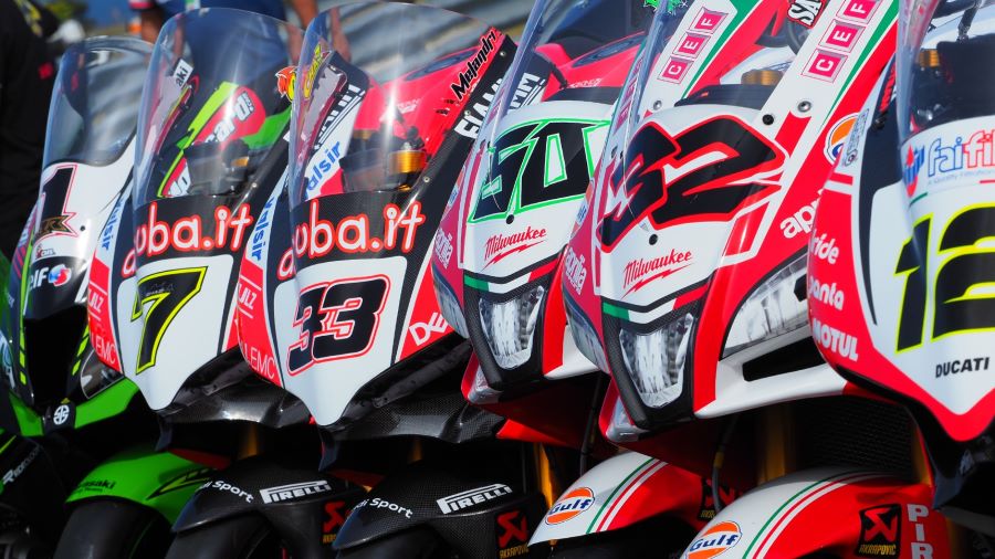 Primer plano del frontal de las motos que participan el el WorldSBK