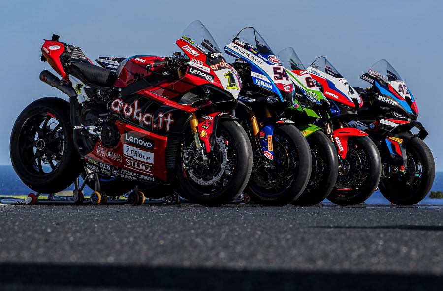 Cinco unidades de las motos de las marcas que participan del worldsbk puesta de manera parala
