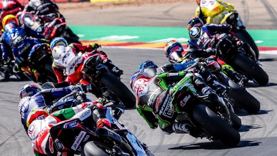 Un "trencito" de motos de Superbikes vistas desde atrás