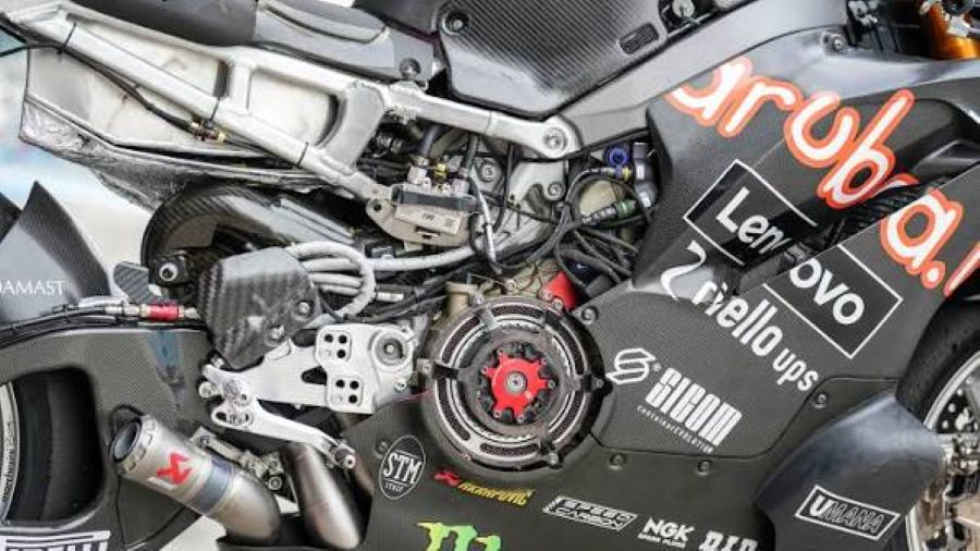 Vista de la parte central de una moto Ducati del Mundial de Superbike