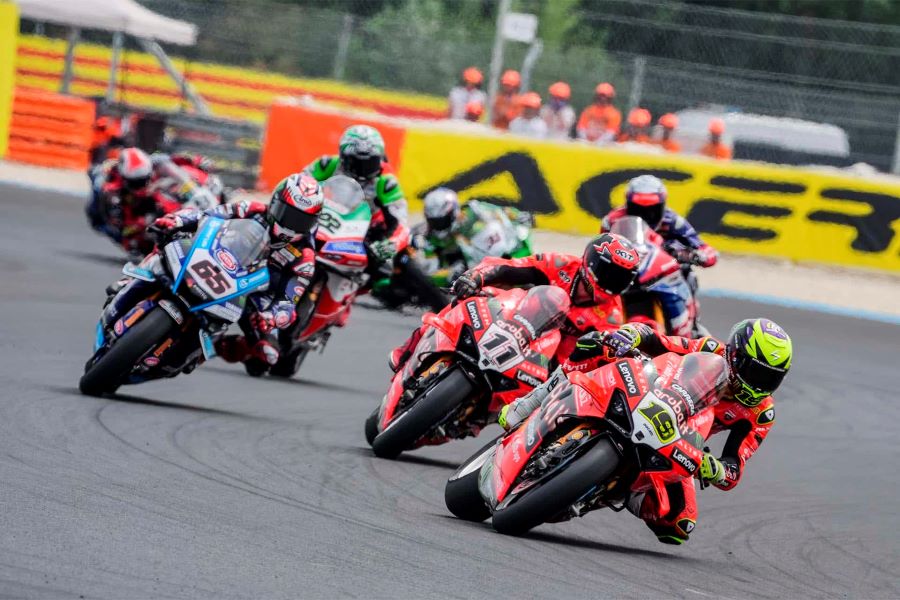 Dos motos Ducati encabezan una fila durante una carrera del WorldSBK