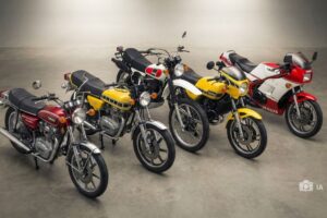 vista cenital de 5 motos clásicas de Yamaha de los 70 y 80