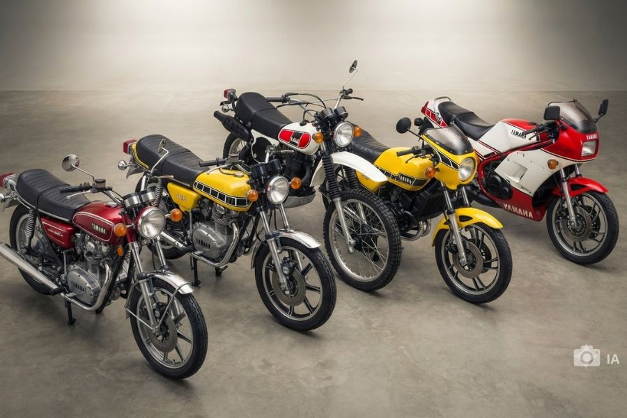 vista cenital de 5 motos clásicas de Yamaha de los 70 y 80