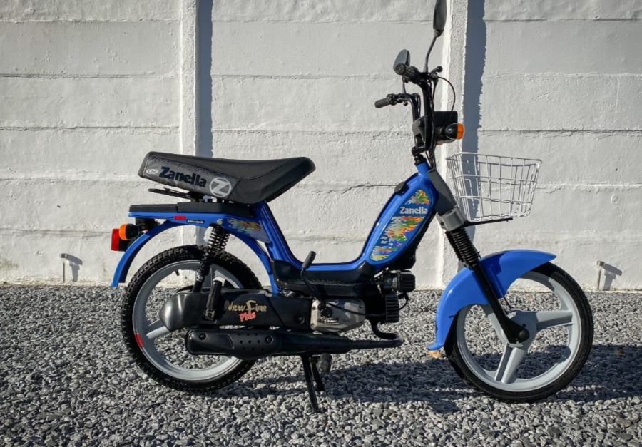 Motocicletas 50cc baratas | Opciones y alternativas Lateral derecho de un ciclomotor Zanella 50