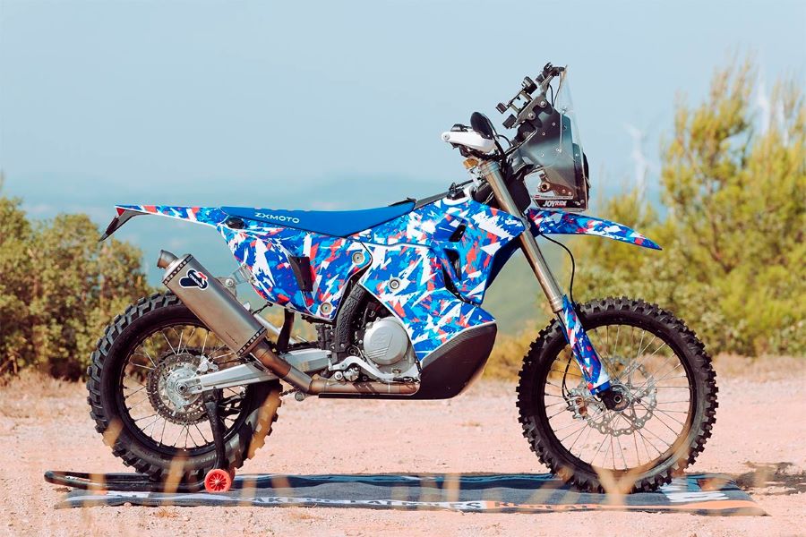 El Dakar pone a prueba la ambición global de ZXMOTO lateral derecho de una moto ZXMOTO Rally 450 para el Dakar 2027