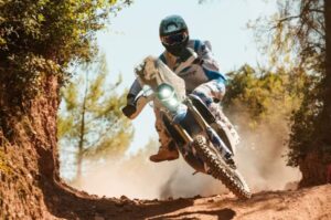 Una moto ZXMOTO Rally 450 avanza de frente a toda velocidad sobre la tierra