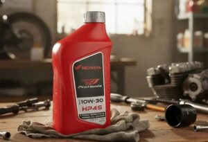 Una botella de aceite Honda sobre una mesa de un taller y rodeada de elementos típicos