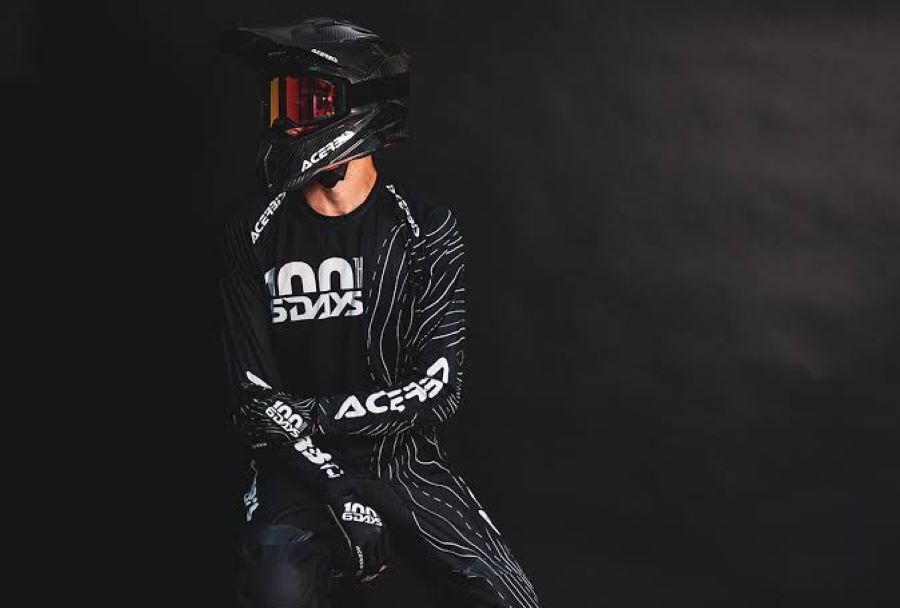 Un piloto vestido con la indumentaria Acerbix Six Days FIM Enduro of Enduro.