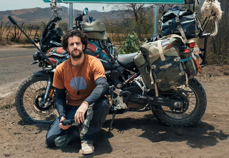 Agustín Ostos posa al lado de su moto
