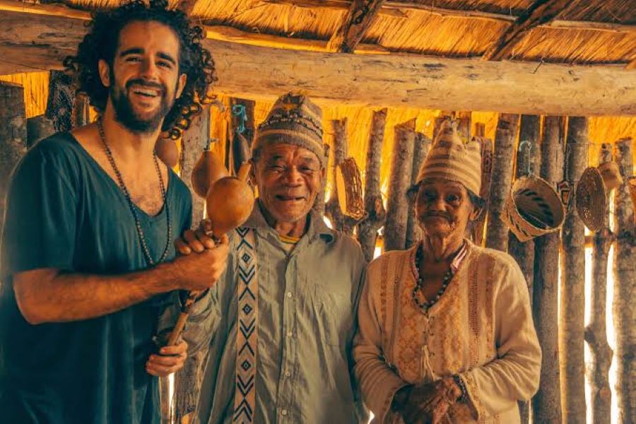 Agustín Ostos con miembros de una tribu 
