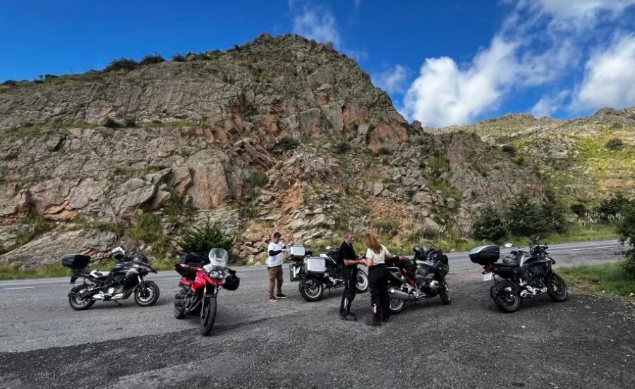 Un grupo de motoqueros se detienen a descansar durante su travesía por el Camino de las Altas Cumbres