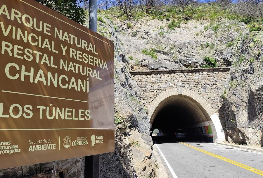 Uno de los típico túneles que hay en el Camino de las Altas Cumbres