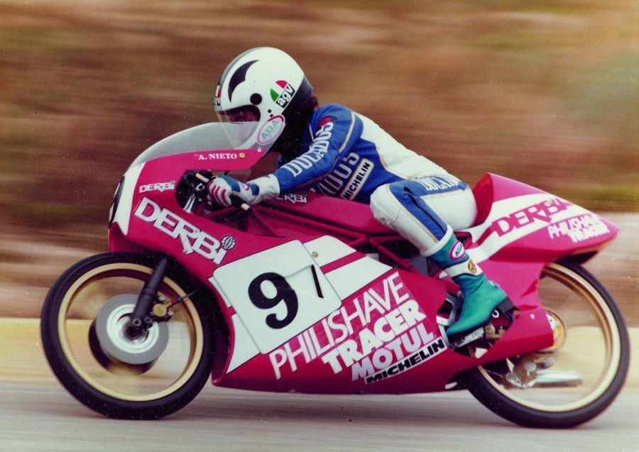 Angel Nieto conduce una moto con el número 9