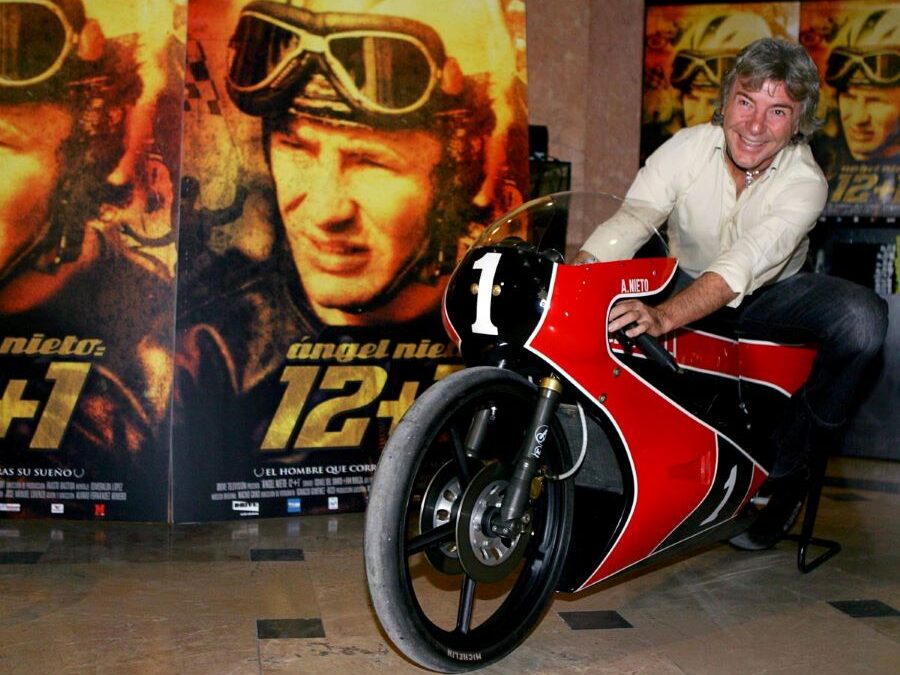 Ángel Nieto sonríe a la cámara sentado sobre una moto roja con el número 1