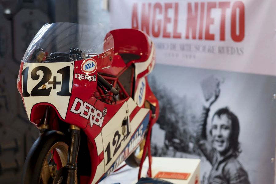 Una moto muestra en su dorsal el clásico 12+1 de Ángel Nieto