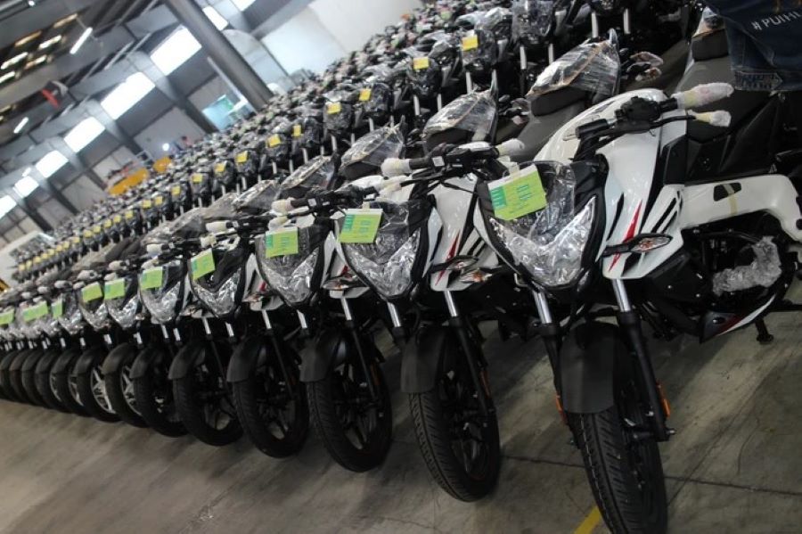 Motos en la línea de montaje de Bajaj Colombia
