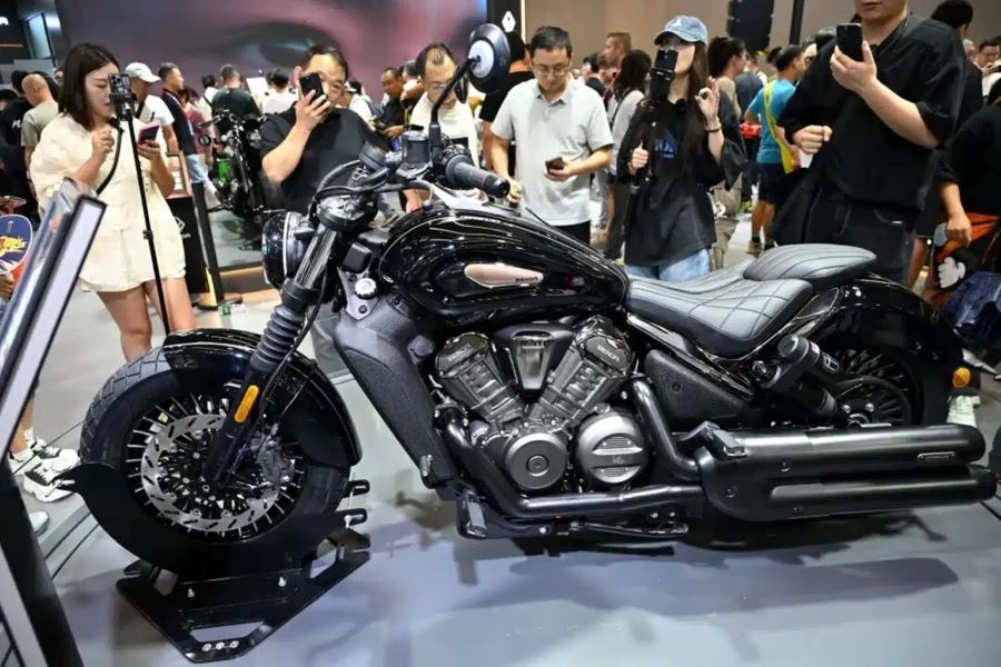 Una moto Benda Dark Flag 600 V4 es exhibida en un stand